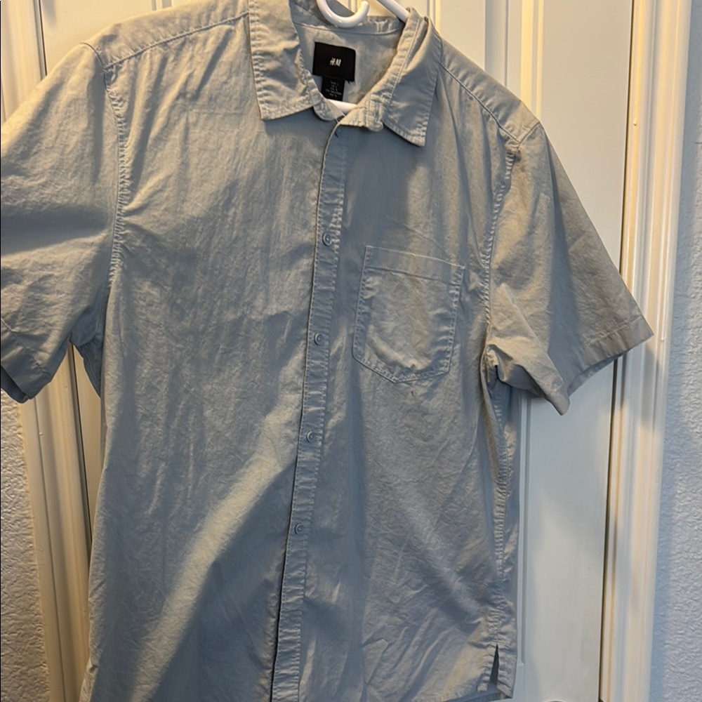 Uniqlo Men's Casual Gray Button-Down Shirt